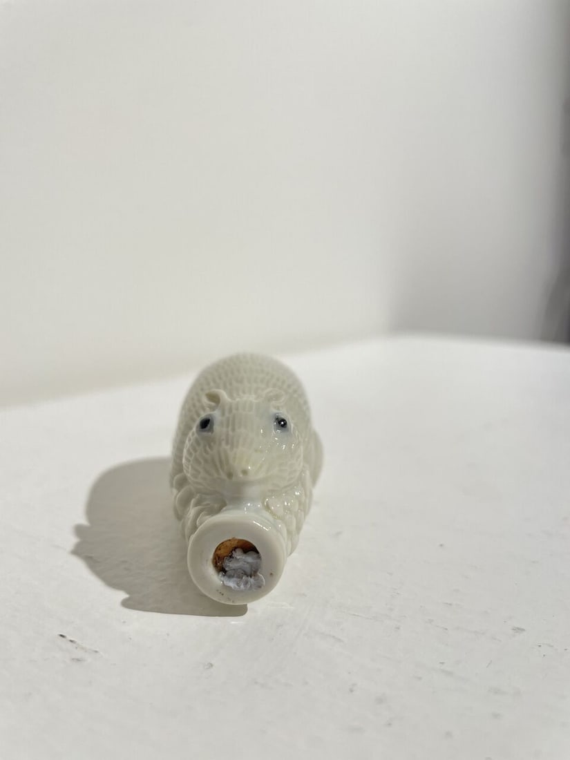 A MOULDED WHITE-GLAZED 'SQUIRREL AND GRAPES' SNUFF BOTTLE Circa 1850 - 7