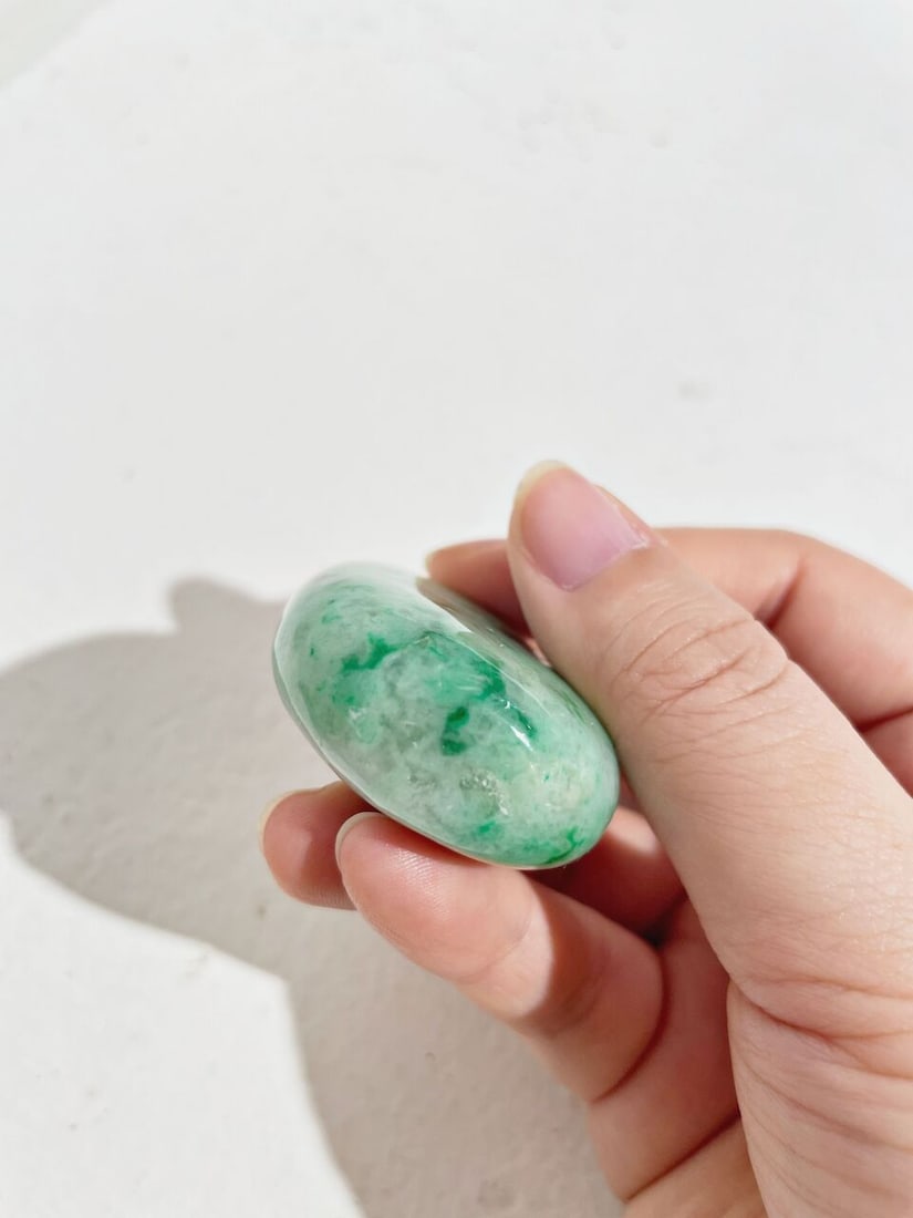 A MOTTLED GREEN JADEITE SNUFF BOTTLE AND A SNUFF DISH 19th/20th century (2) - 3