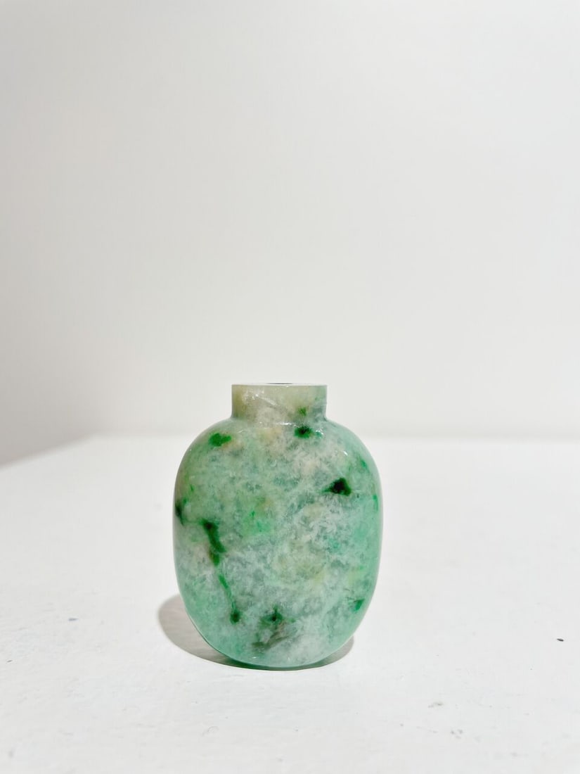 A MOTTLED GREEN JADEITE SNUFF BOTTLE AND A SNUFF DISH 19th/20th century (2) - 7