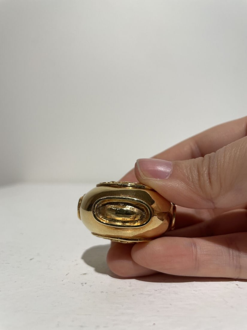 A GOLD 'PEONY AND LANDSCAPE' SNUFF BOTTLE 20th century - 3