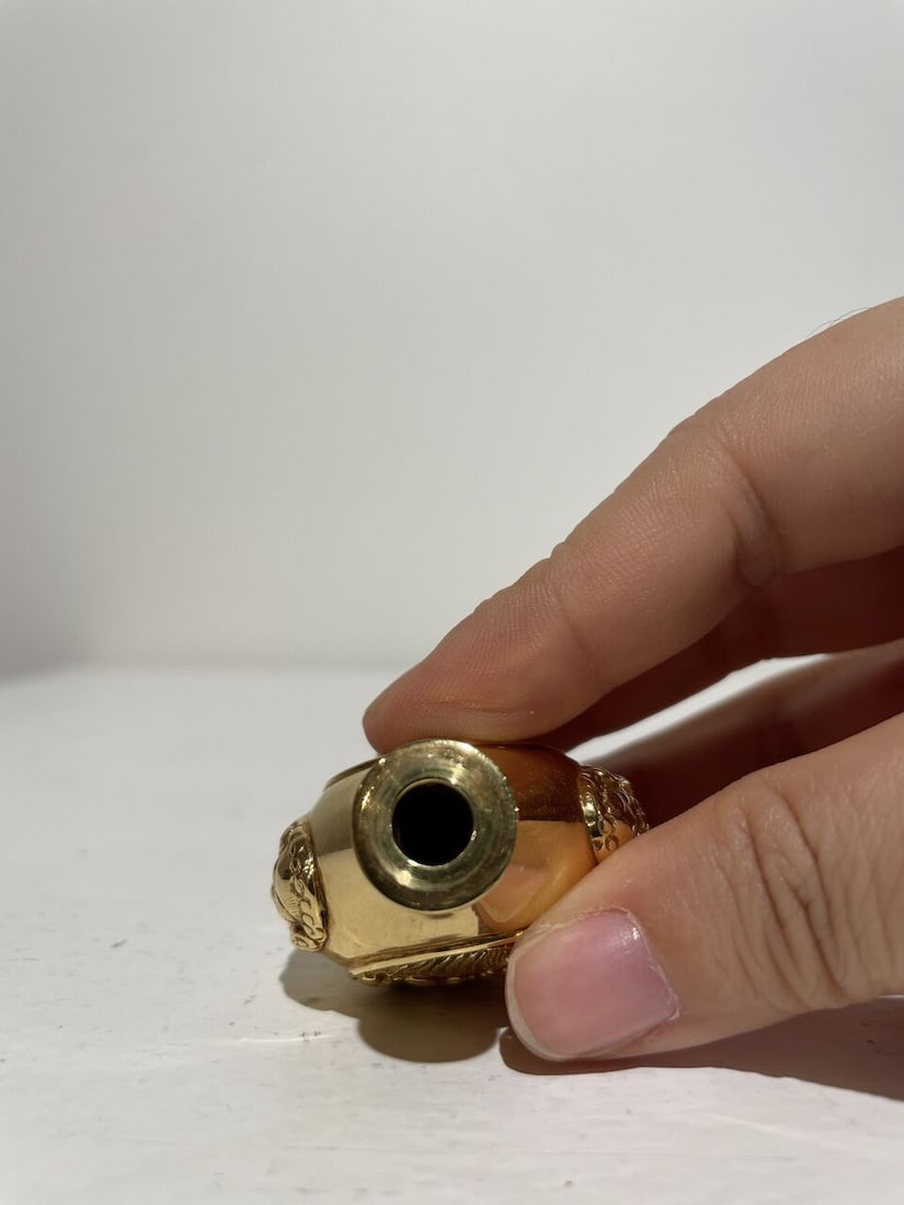 A GOLD 'PEONY AND LANDSCAPE' SNUFF BOTTLE 20th century - 4