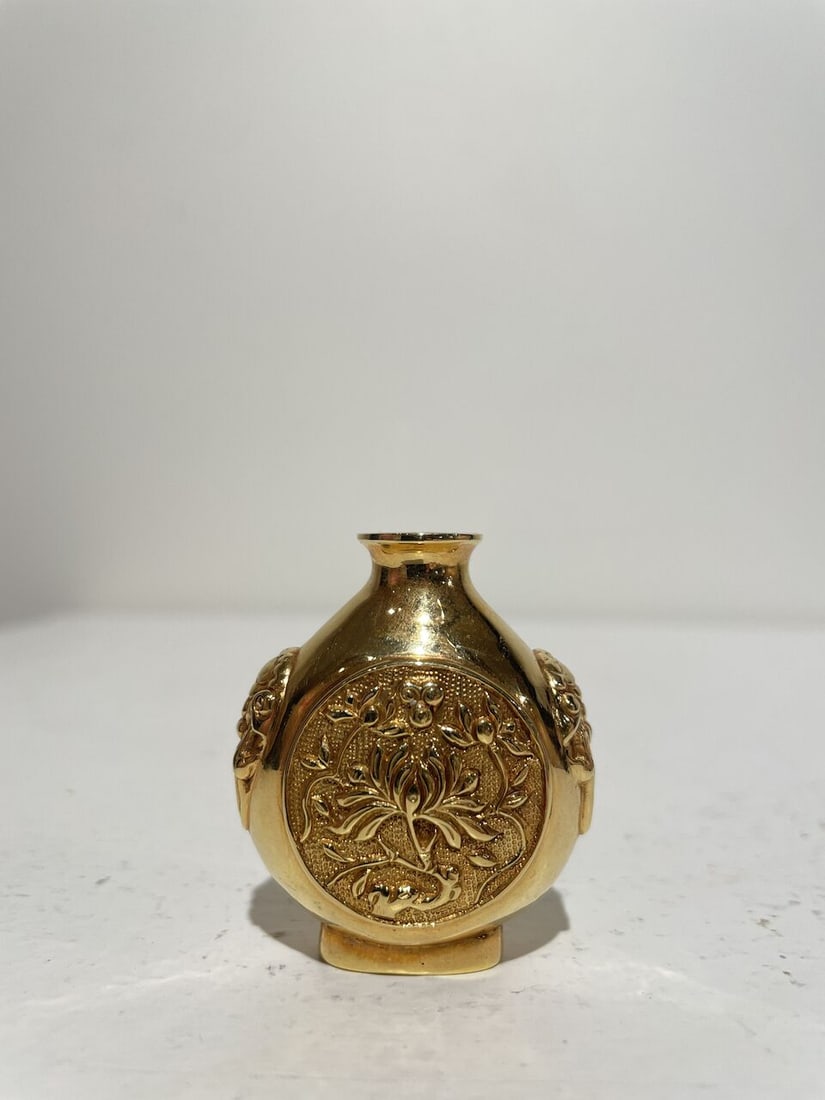 A GOLD 'PEONY AND LANDSCAPE' SNUFF BOTTLE 20th century - 8