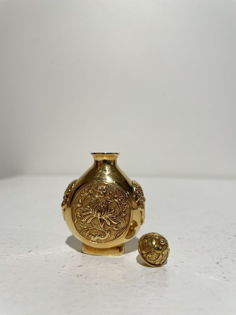 A GOLD 'PEONY AND LANDSCAPE' SNUFF BOTTLE 20th century - 9