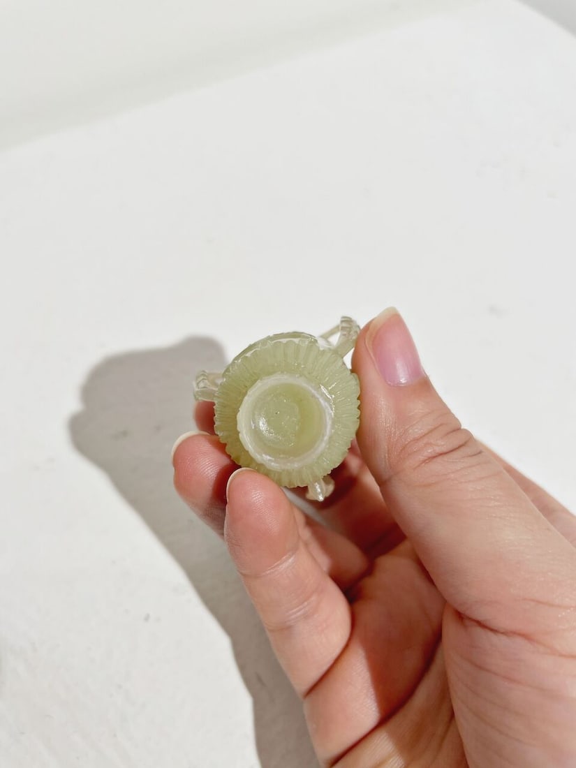 A MUGHAL STYLE YELLOW JADE 'CHRYSANTHEMUM' SNUFF BOTTLE Late Qing to Republic Period - 2
