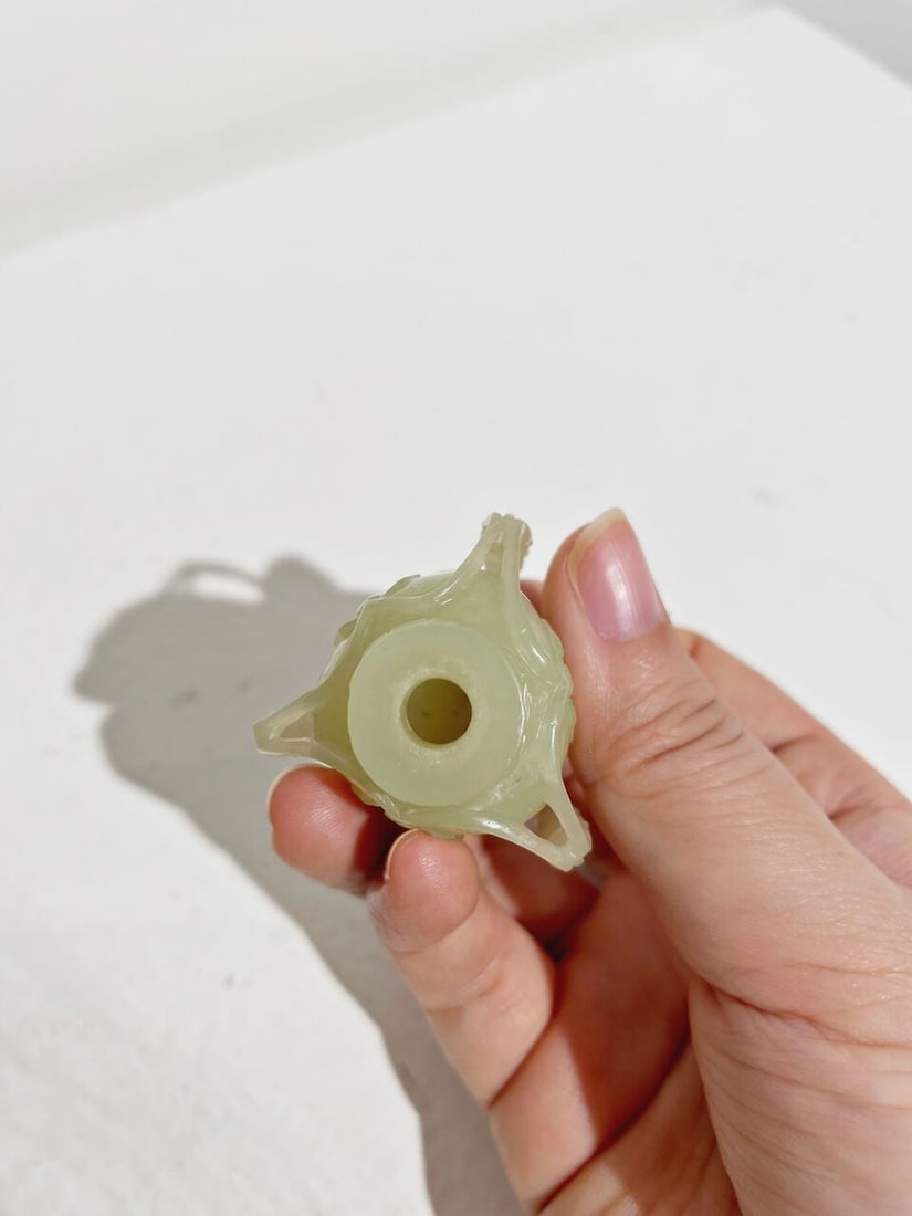 A MUGHAL STYLE YELLOW JADE 'CHRYSANTHEMUM' SNUFF BOTTLE Late Qing to Republic Period - 3
