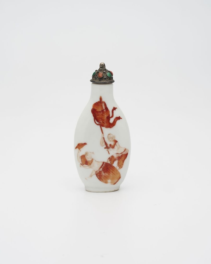 AN IRON-RED PAINTED 'ZHONG KUI' SNUFF BOTTLE Original iron-red mark rubbed, mid 19th century - 5