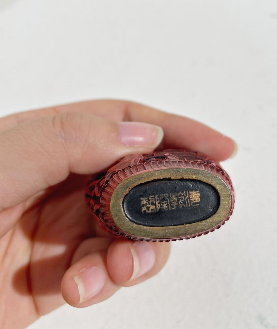 A CINNABAR LACQUER 'LANDSCAPE' SNUFF BOTTLE 19th century - 3