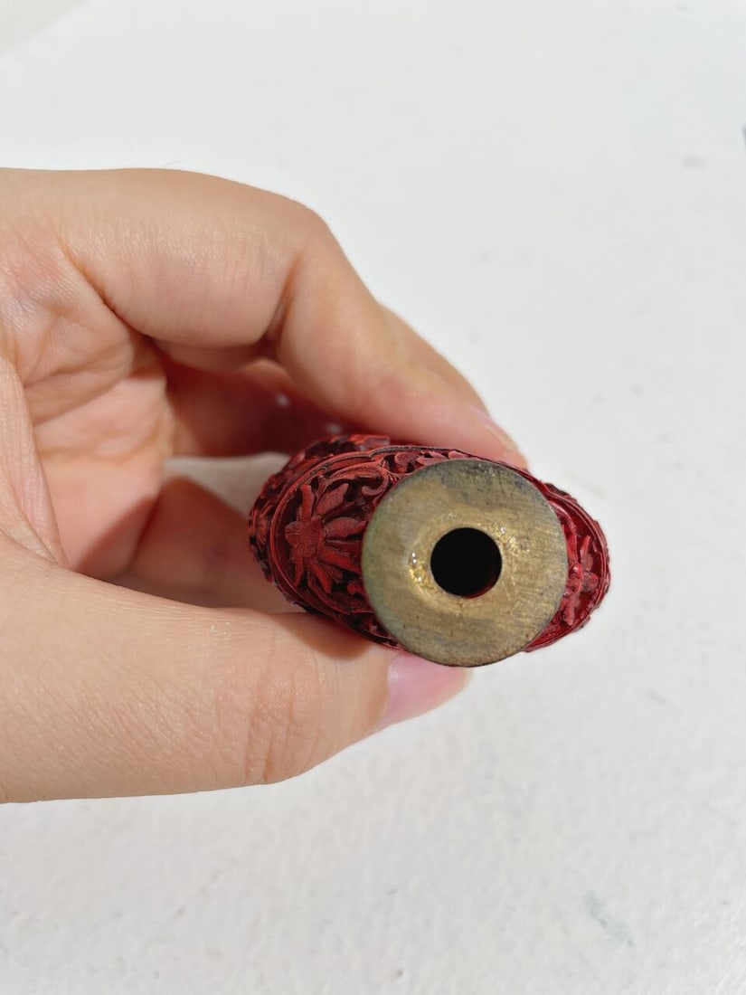 A CINNABAR LACQUER 'LANDSCAPE' SNUFF BOTTLE 19th century - 4