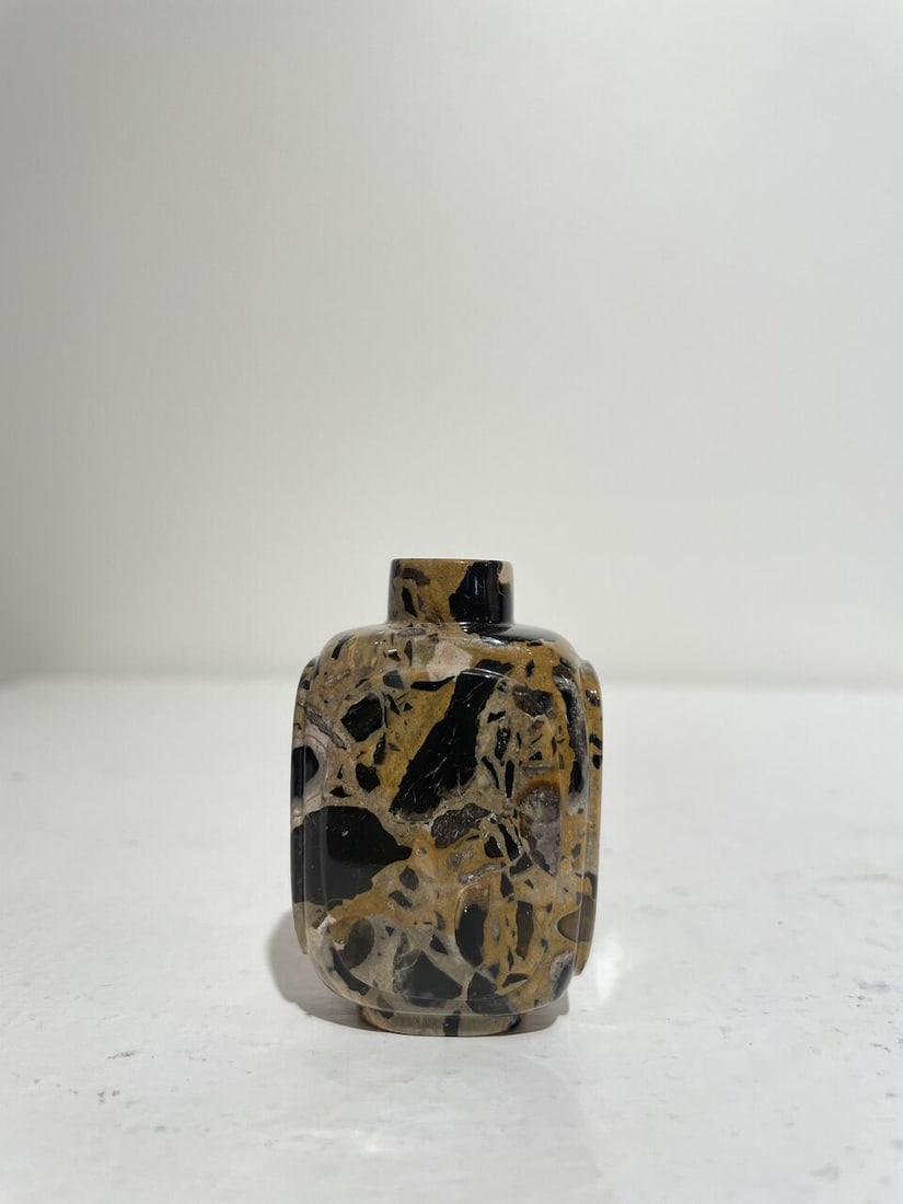 A PUDDINGSTONE SNUFF BOTTLE AND A SNUFF DISH The bottle 18th/19th century (2) - 7