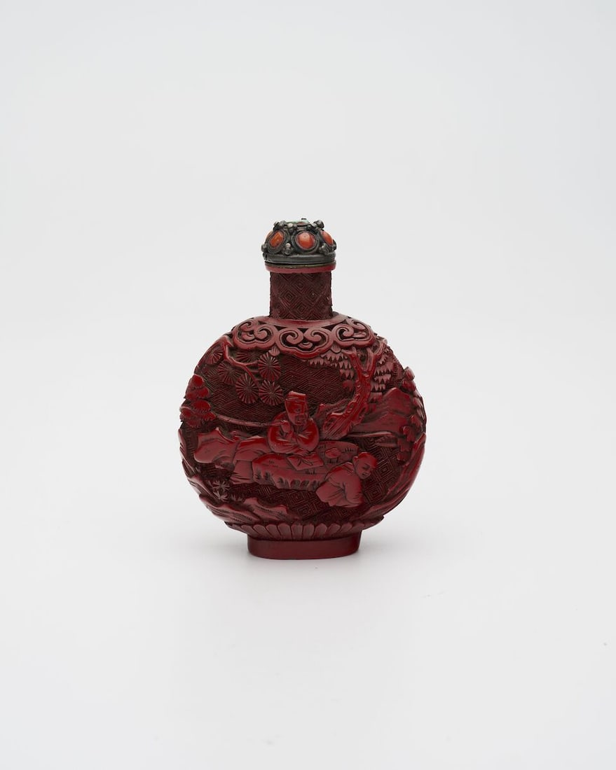 A CINNABAR LACQUER 'FIGURES IN LANDSCAPE' SNUFF BOTTLE 19th century - 2