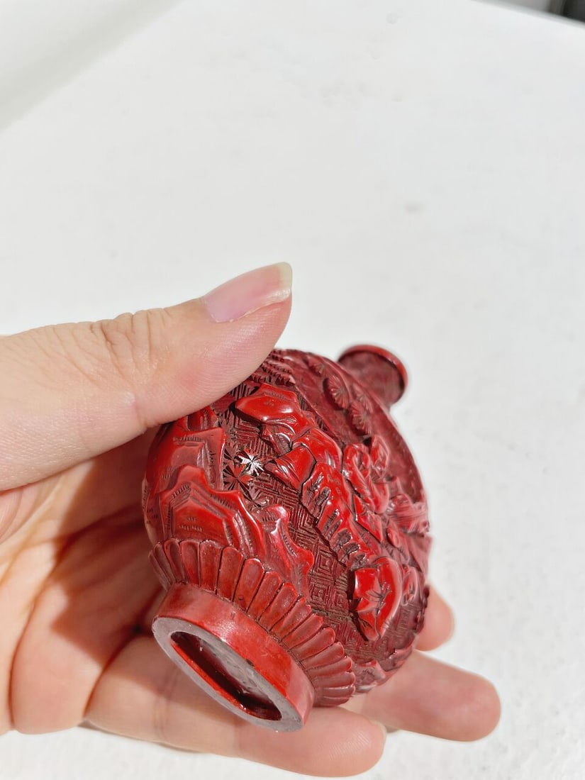A CINNABAR LACQUER 'FIGURES IN LANDSCAPE' SNUFF BOTTLE 19th century - 3