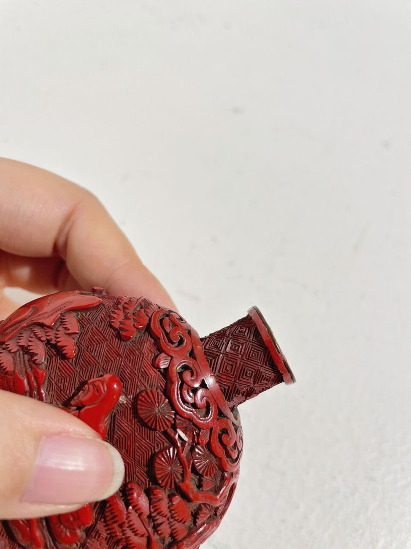 A CINNABAR LACQUER 'FIGURES IN LANDSCAPE' SNUFF BOTTLE 19th century - 4