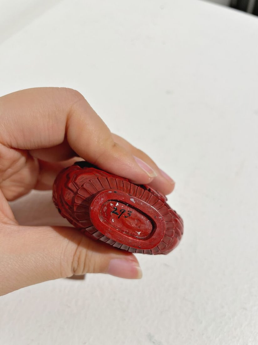 A CINNABAR LACQUER 'FIGURES IN LANDSCAPE' SNUFF BOTTLE 19th century - 5