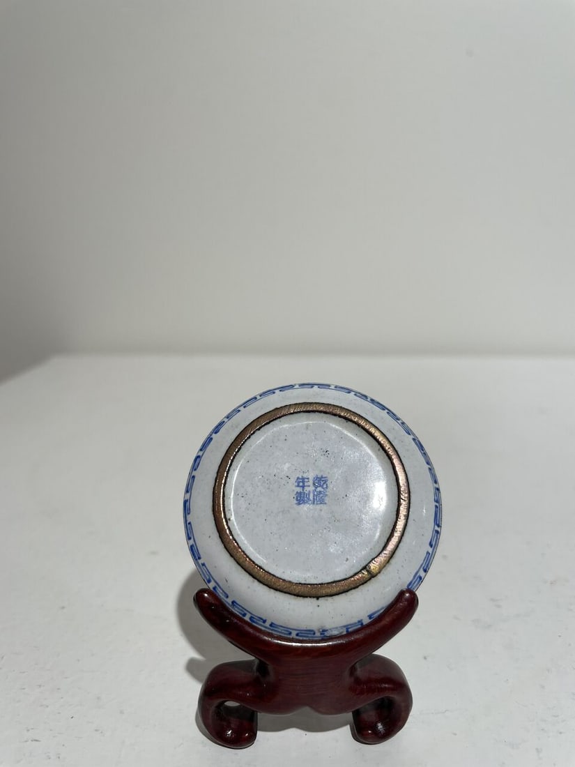 A PAINTED ENAMEL 'EUROPEAN SUBJECT' SNUFF BOTTLE AND A SNUFF DISH Qianlong four-character mark, ... - 2