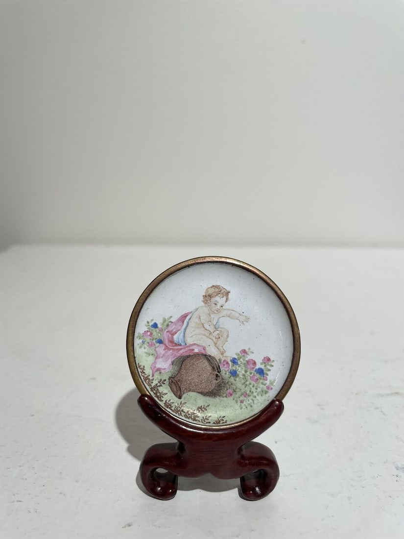 A PAINTED ENAMEL 'EUROPEAN SUBJECT' SNUFF BOTTLE AND A SNUFF DISH Qianlong four-character mark, ... - 3