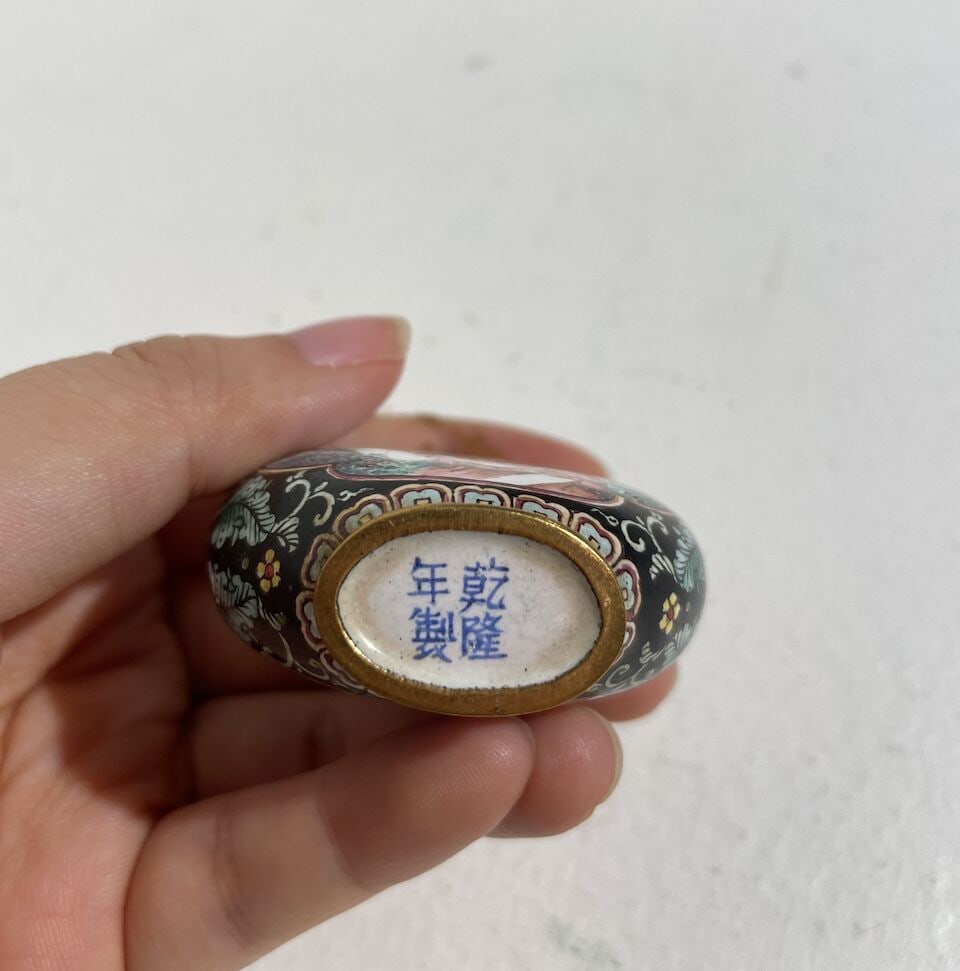 A PAINTED ENAMEL 'EUROPEAN SUBJECT' SNUFF BOTTLE AND A SNUFF DISH Qianlong four-character mark, ... - 4