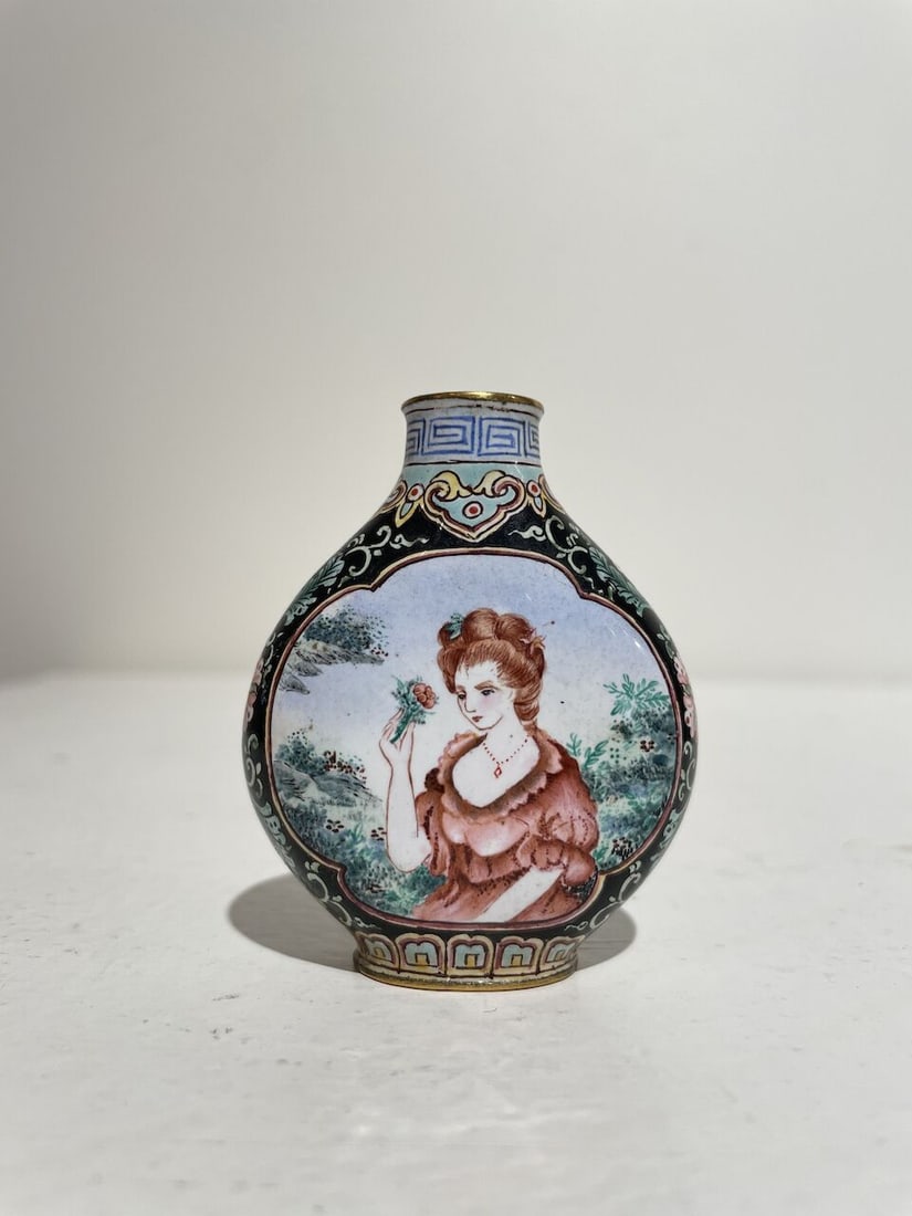 A PAINTED ENAMEL 'EUROPEAN SUBJECT' SNUFF BOTTLE AND A SNUFF DISH Qianlong four-character mark, ... - 7