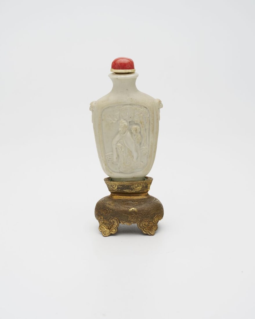 A MOULDED AND PARTIALLY GLAZED BISCUIT 'FIGURES' SNUFF BOTTLE 19th century - 4
