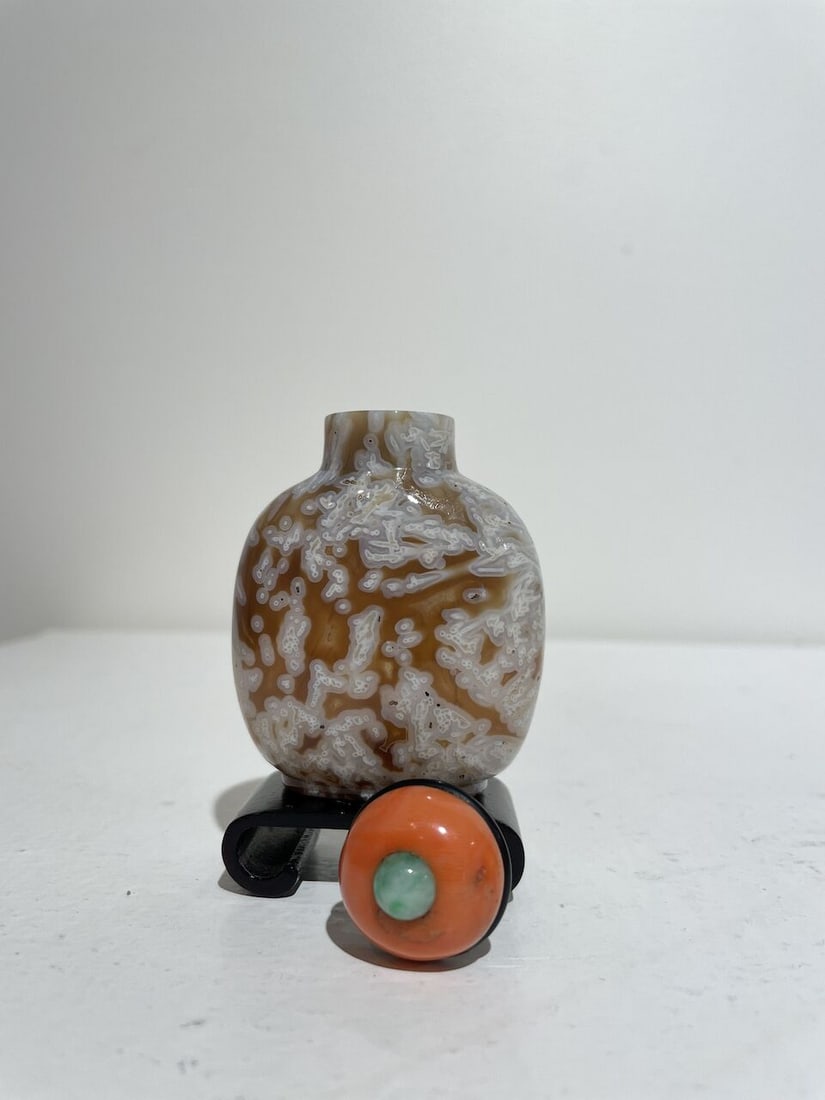 A 'MACARONI' AGATE SNUFF BOTTLE 19th century - 8