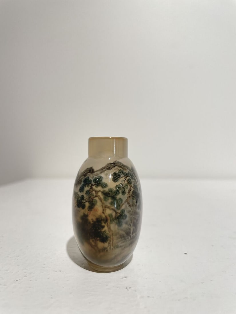 AN INSIDE PAINTED AGATE 'LANDSCAPE' SNUFF BOTTLE Signed Wang Xisan (b.1938), the bottle 19th cen... - 7