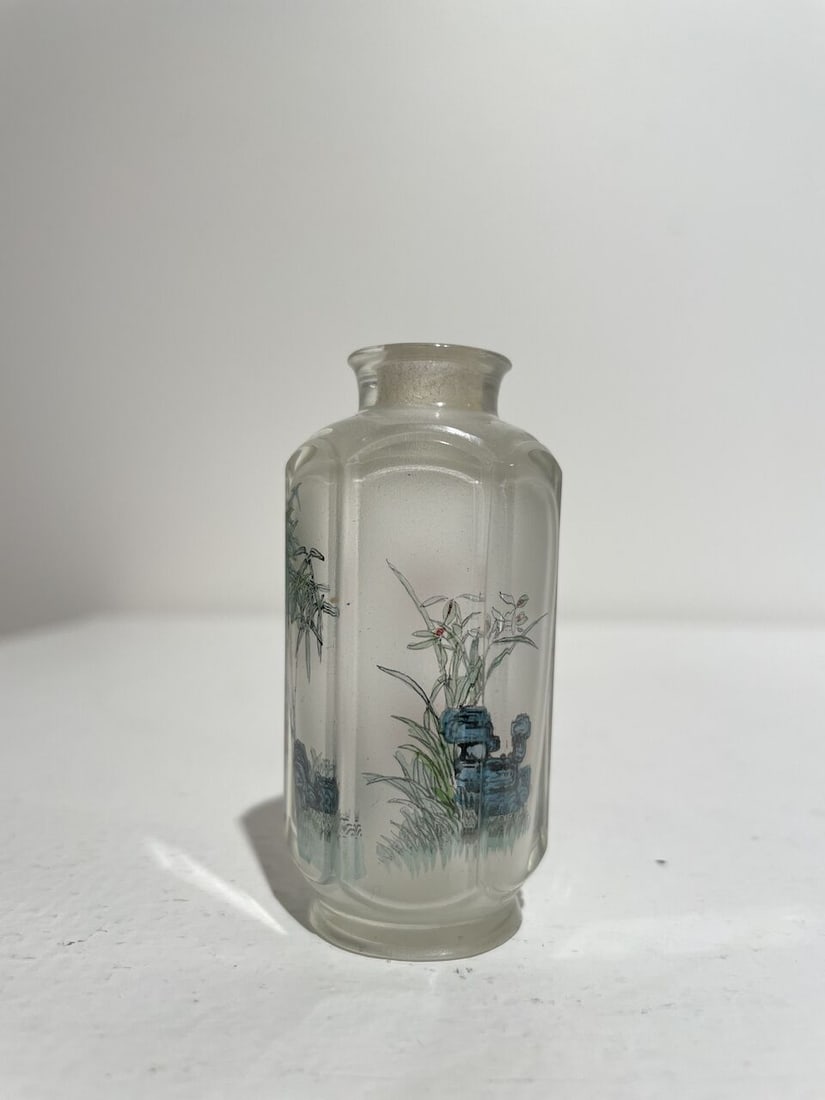 AN INSIDE PAINTED HEXAGONAL GLASS 'ORCHID AND BAMBOO' SNUFF BOTTLE 1970s - 6