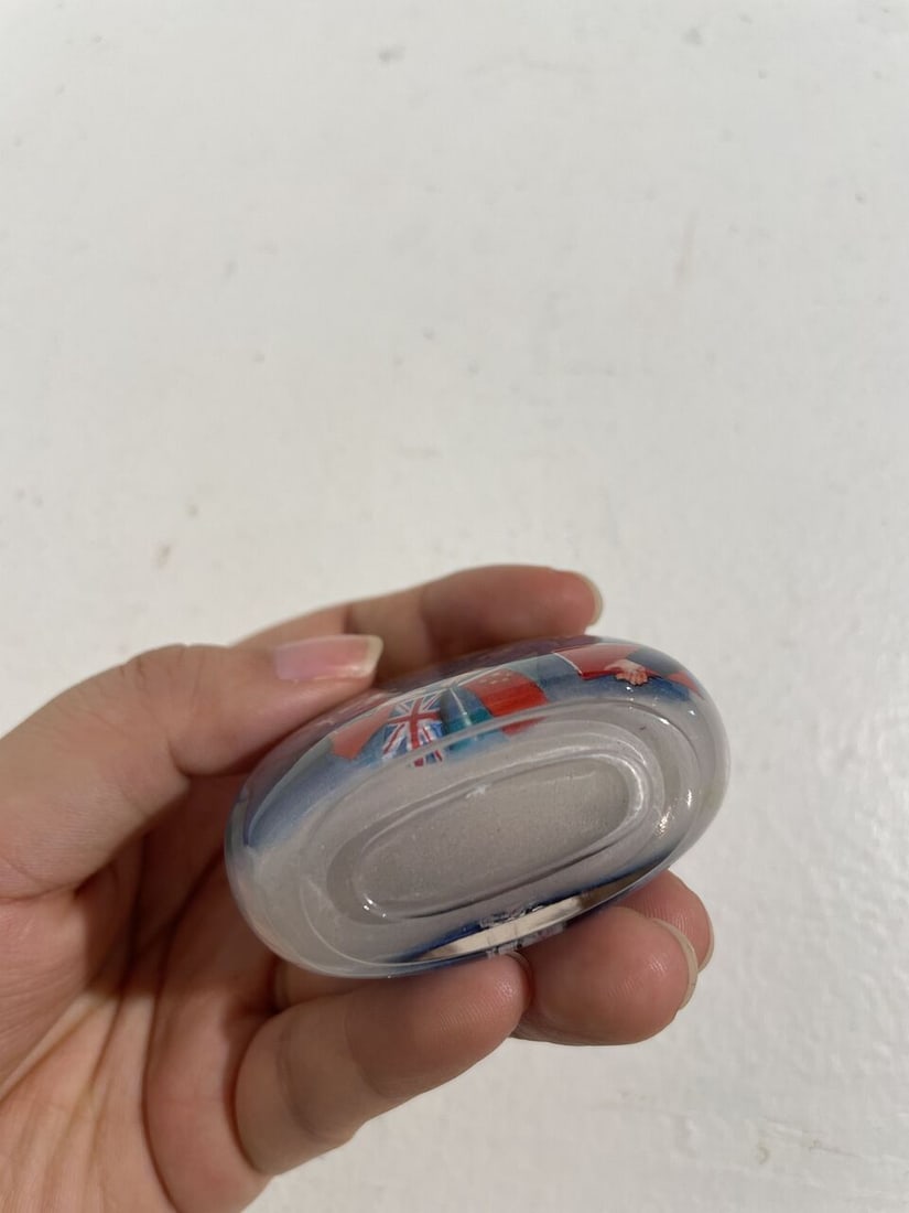 AN INSIDE PAINTED ROCK CRYSTAL 'RETURN OF HK' SNUFF BOTTLE Signed Dong Xue (b.1962), the bottle ... - 3