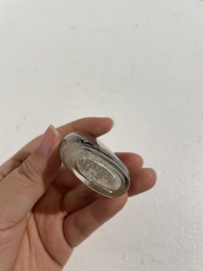 AN INSIDE PAINTED GLASS 'CHILDREN' SNUFF BOTTLE 1983 - 3