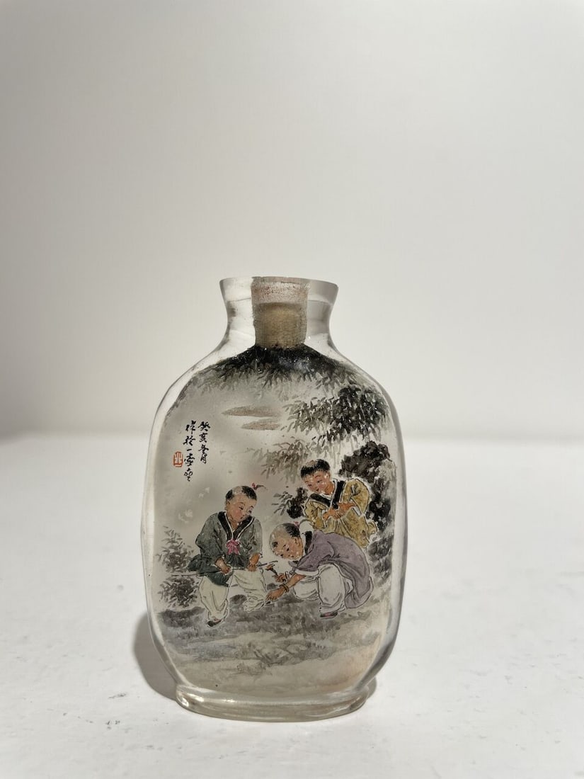 AN INSIDE PAINTED GLASS 'CHILDREN' SNUFF BOTTLE 1983 - 6