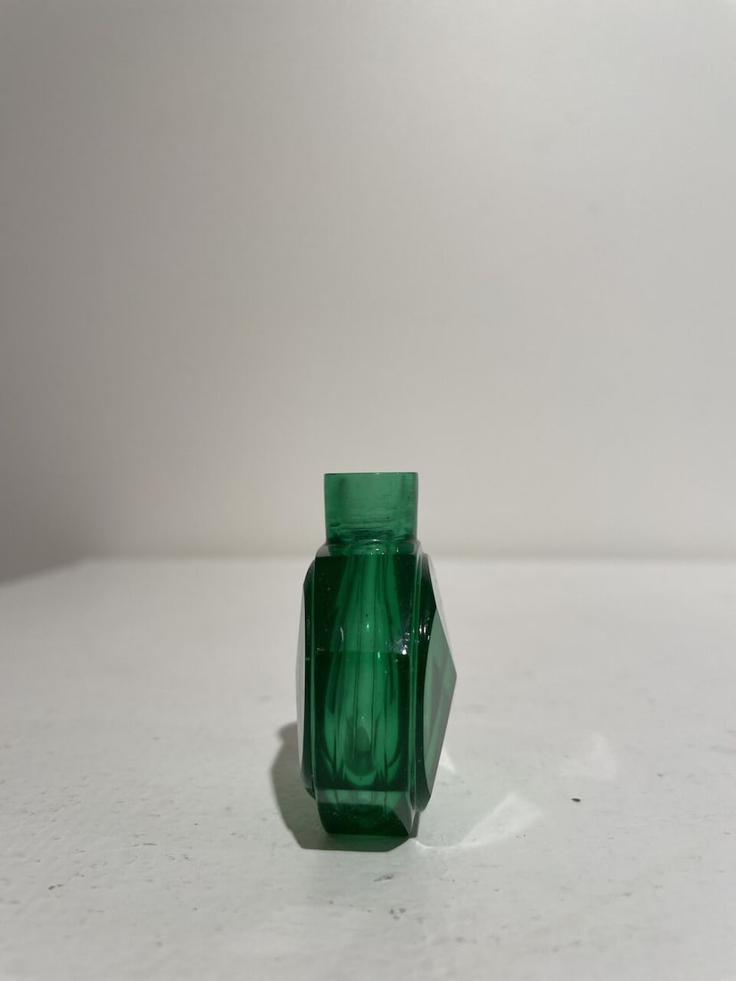 A FACETED GREEN GLASS SNUFF BOTTLE Daoguang four-character wheel-cut mark, possibly Imperial, at... - 6