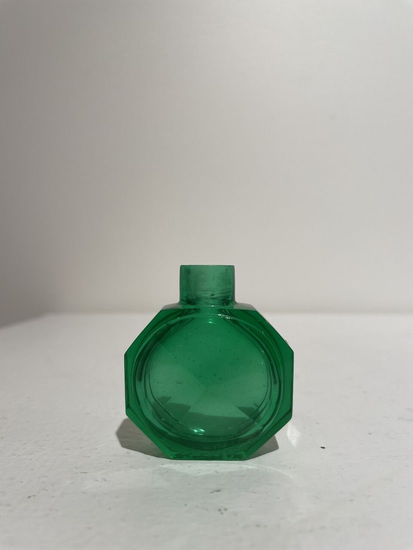 A FACETED GREEN GLASS SNUFF BOTTLE Daoguang four-character wheel-cut mark, possibly Imperial, at... - 7