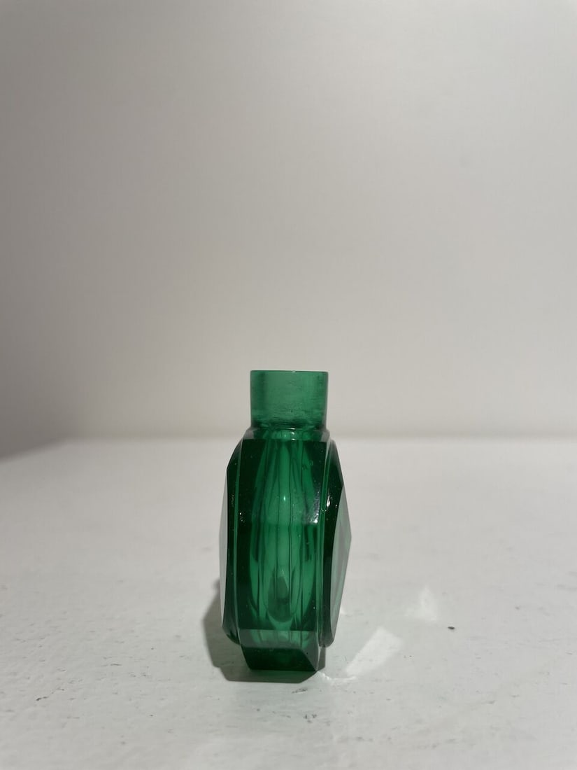 A FACETED GREEN GLASS SNUFF BOTTLE Daoguang four-character wheel-cut mark, possibly Imperial, at... - 8