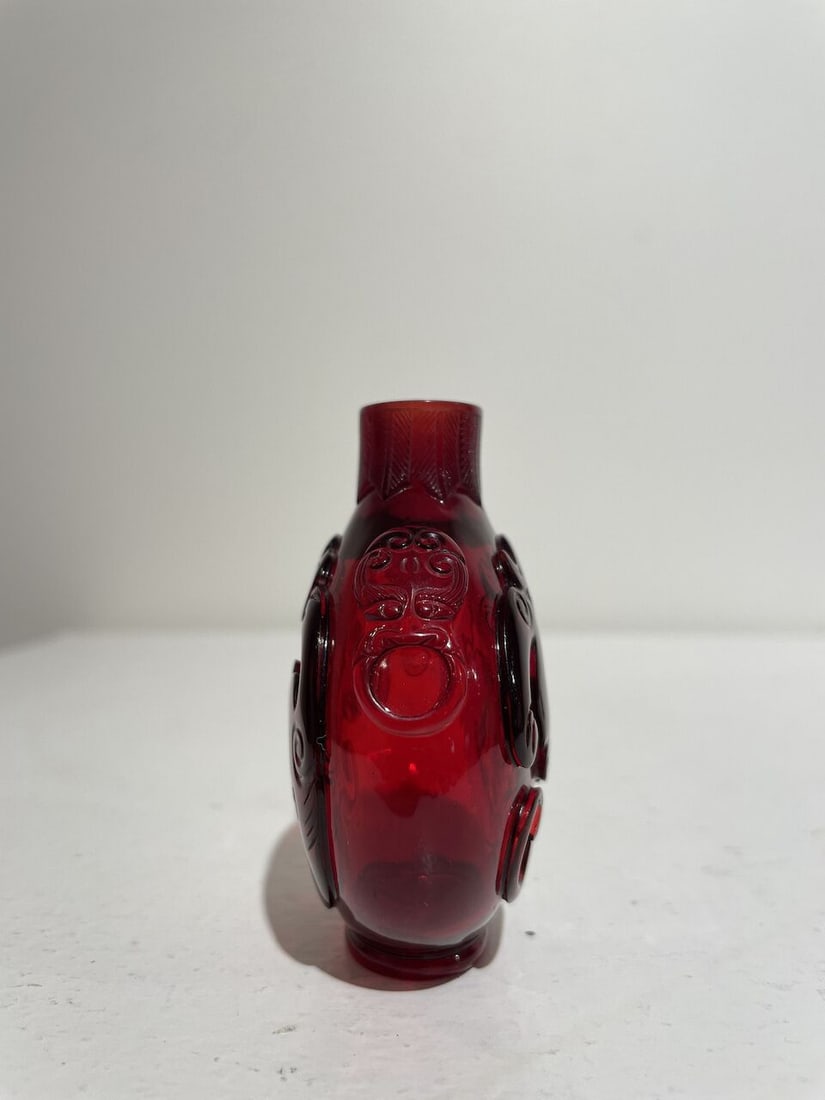 A RUBY-RED GLASS 'DRAGON AND PHOENIX' SNUFF BOTTLE Qianlong two-character wheel-cut mark, 19th c... - 4