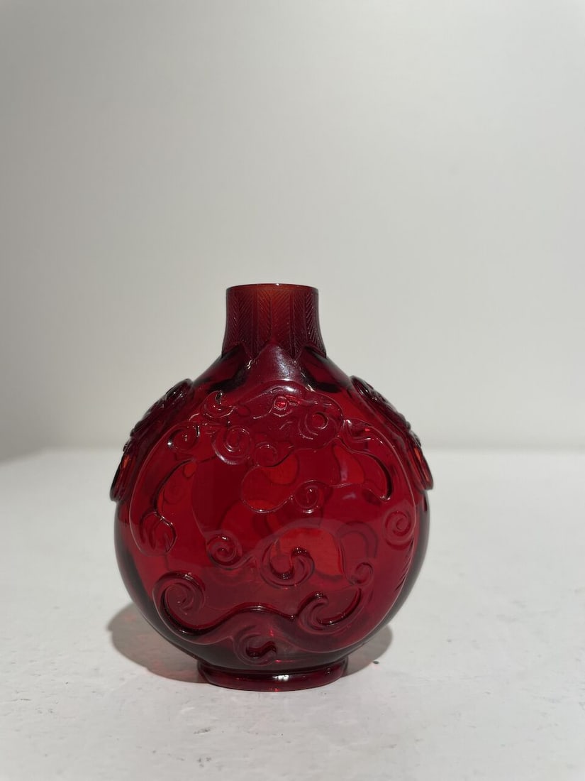 A RUBY-RED GLASS 'DRAGON AND PHOENIX' SNUFF BOTTLE Qianlong two-character wheel-cut mark, 19th c... - 5