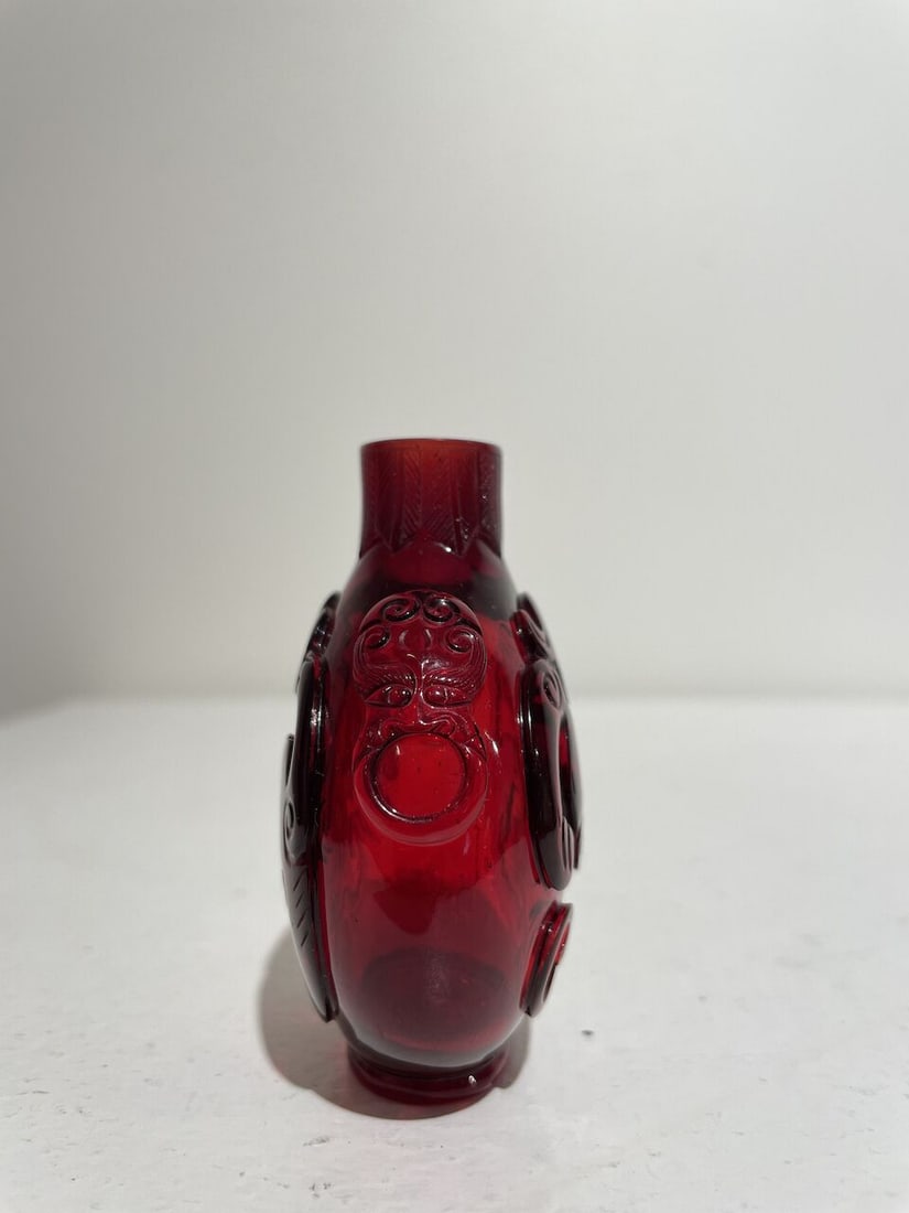 A RUBY-RED GLASS 'DRAGON AND PHOENIX' SNUFF BOTTLE Qianlong two-character wheel-cut mark, 19th c... - 6