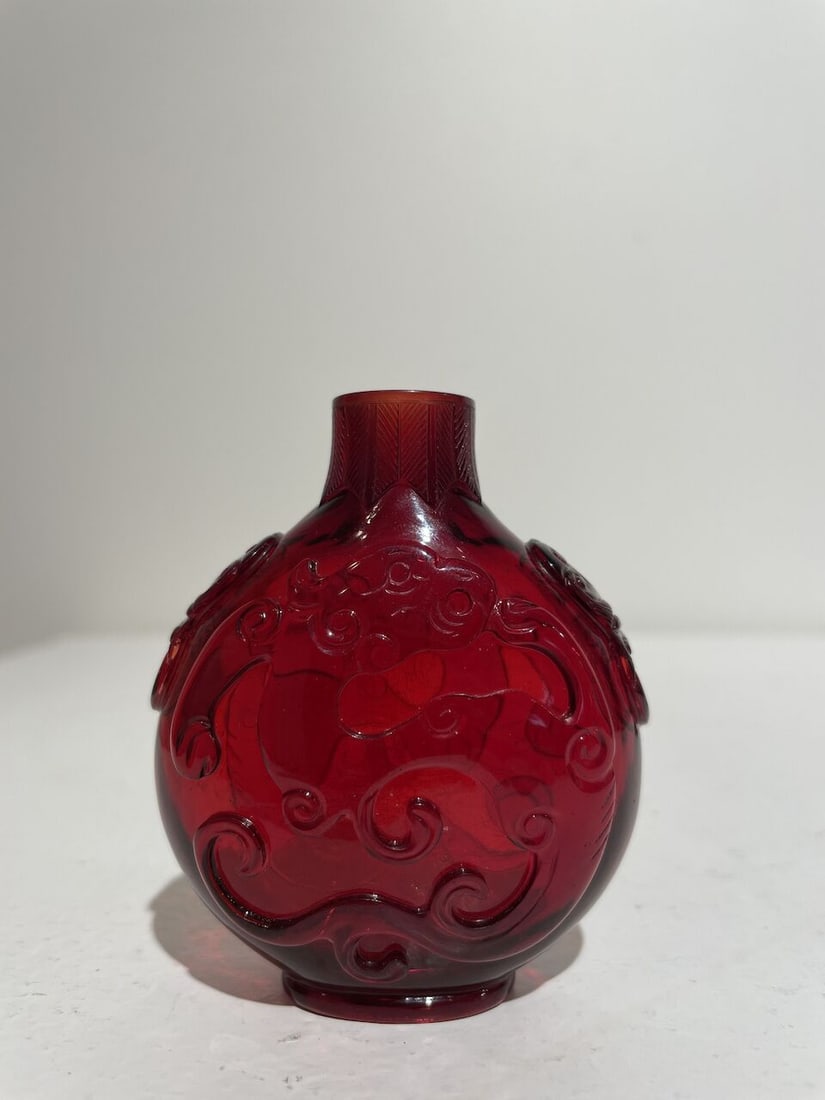 A RUBY-RED GLASS 'DRAGON AND PHOENIX' SNUFF BOTTLE Qianlong two-character wheel-cut mark, 19th c... - 7