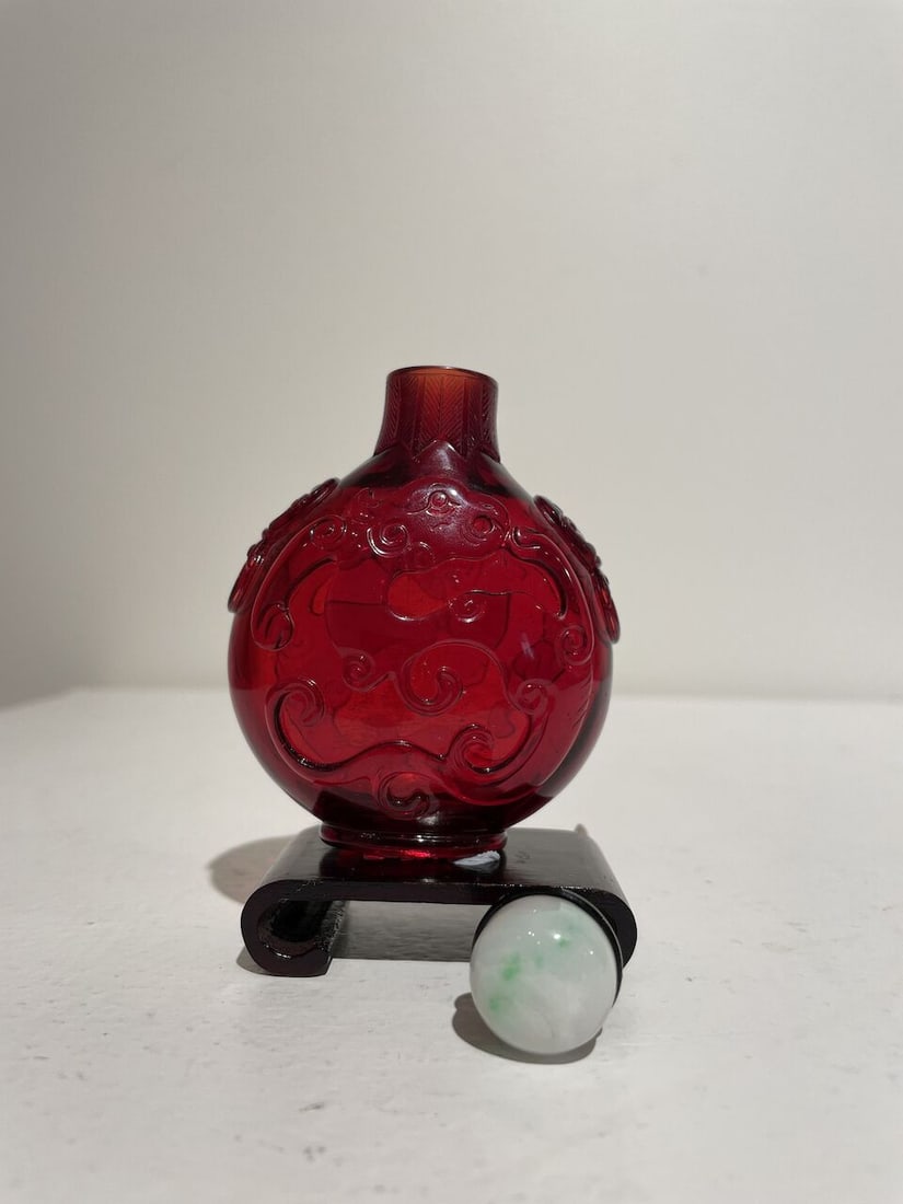 A RUBY-RED GLASS 'DRAGON AND PHOENIX' SNUFF BOTTLE Qianlong two-character wheel-cut mark, 19th c... - 8