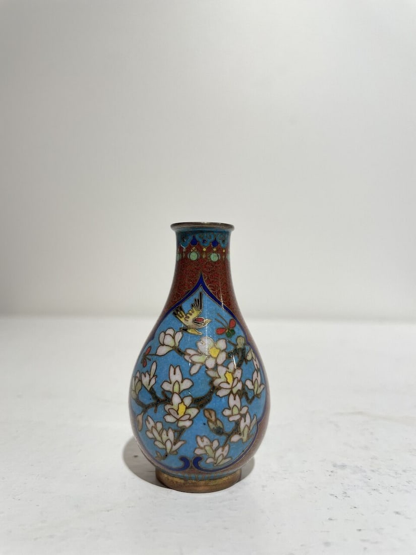 TWO CLOISONNÉ SNUFF BOTTLES One with Qianlong four-character mark, 20th century (2) - 13