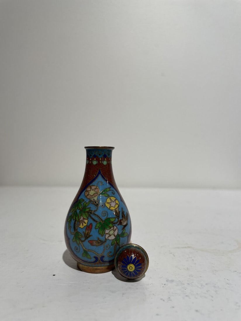 TWO CLOISONNÉ SNUFF BOTTLES One with Qianlong four-character mark, 20th century (2) - 16
