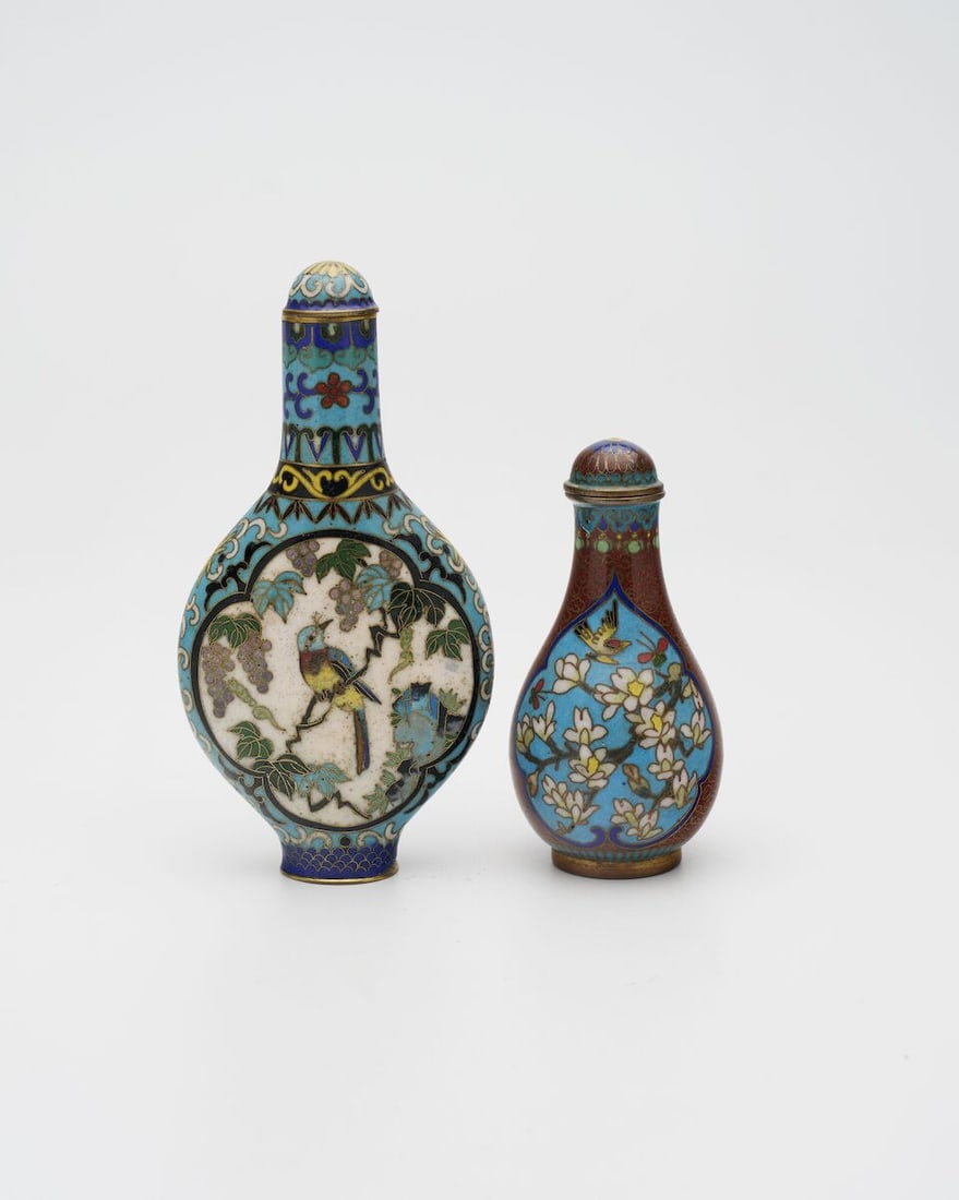 TWO CLOISONNÉ SNUFF BOTTLES One with Qianlong four-character mark, 20th century (2) - 2