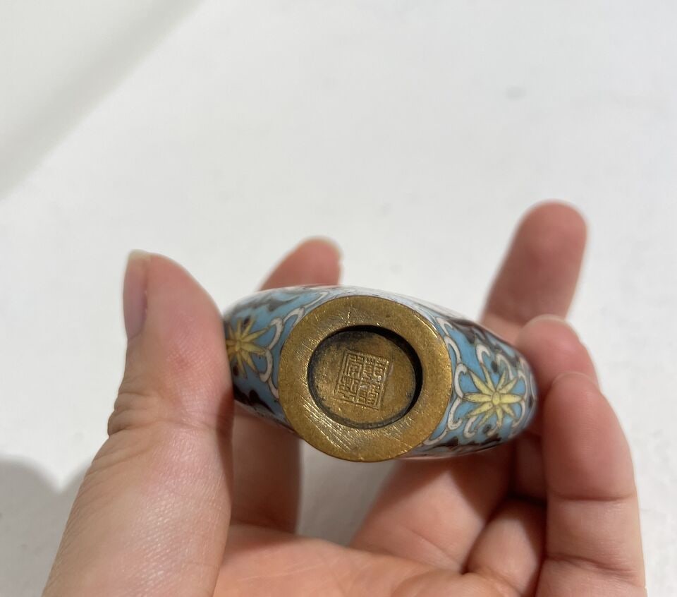 TWO CLOISONNÉ SNUFF BOTTLES One with Qianlong four-character mark, 20th century (2) - 3