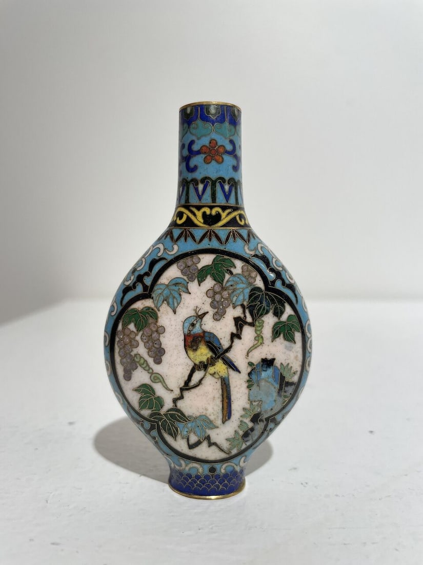 TWO CLOISONNÉ SNUFF BOTTLES One with Qianlong four-character mark, 20th century (2) - 6