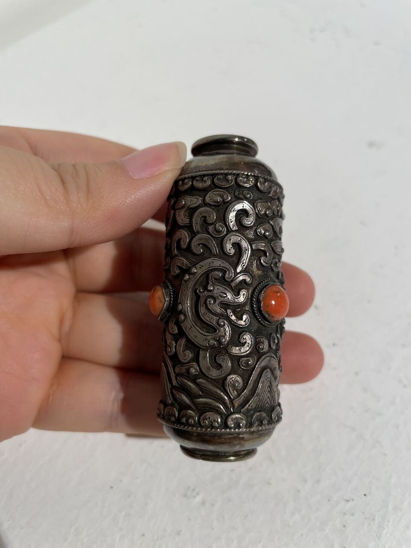 A SILVER SNUFF BOTTLE WITH CORAL AND TURQUOISE INLAYS Mongolia, 19th century - 5