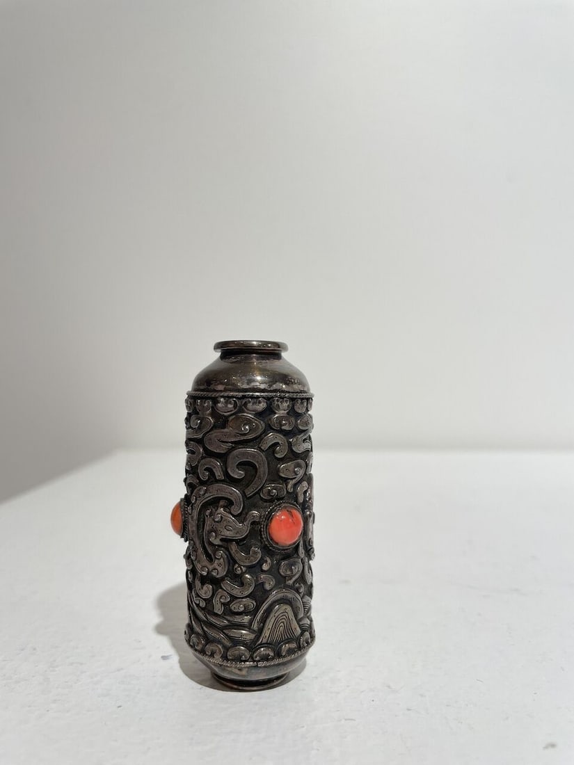 A SILVER SNUFF BOTTLE WITH CORAL AND TURQUOISE INLAYS Mongolia, 19th century - 7