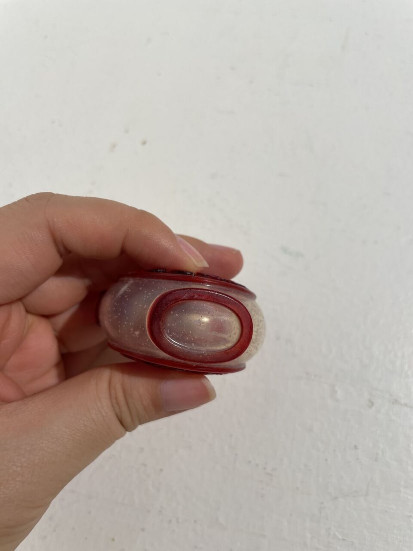 A RED OVERLAY GLASS 'FOLKLORE' SNUFF BOTTLE 19th century - 3