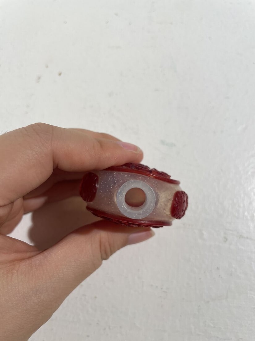 A RED OVERLAY GLASS 'FOLKLORE' SNUFF BOTTLE 19th century - 4
