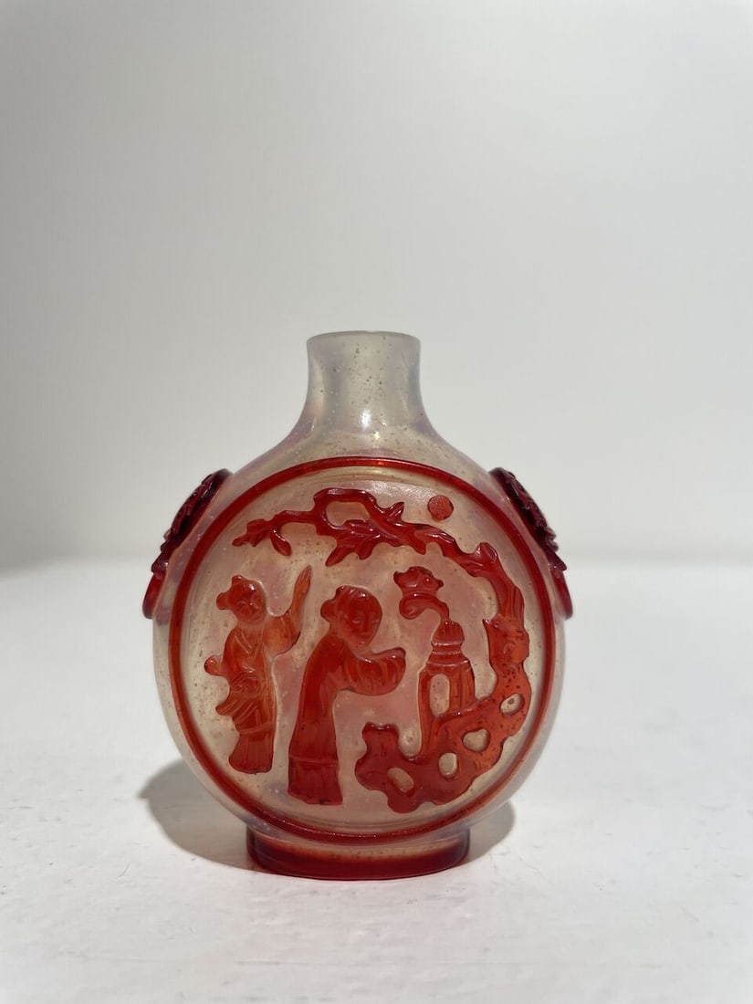 A RED OVERLAY GLASS 'FOLKLORE' SNUFF BOTTLE 19th century - 8