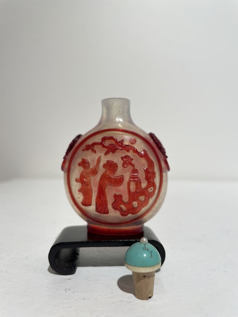 A RED OVERLAY GLASS 'FOLKLORE' SNUFF BOTTLE 19th century - 9