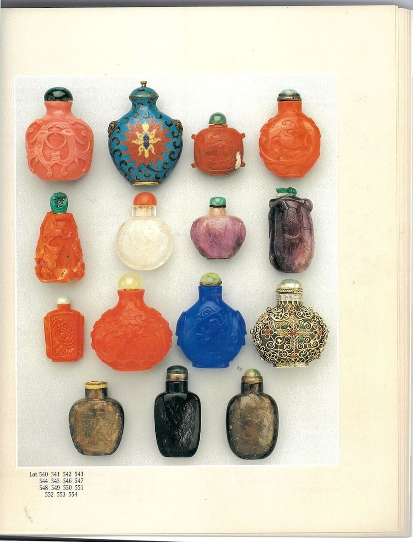 A GLASS 'CHI DRAGON' SNUFF BOTTLE IMITATING CORAL 19th century - 2