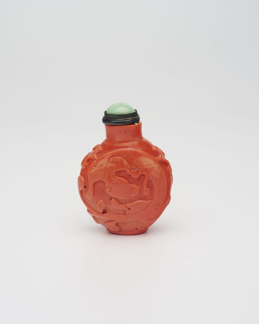 A GLASS 'CHI DRAGON' SNUFF BOTTLE IMITATING CORAL 19th century - 6
