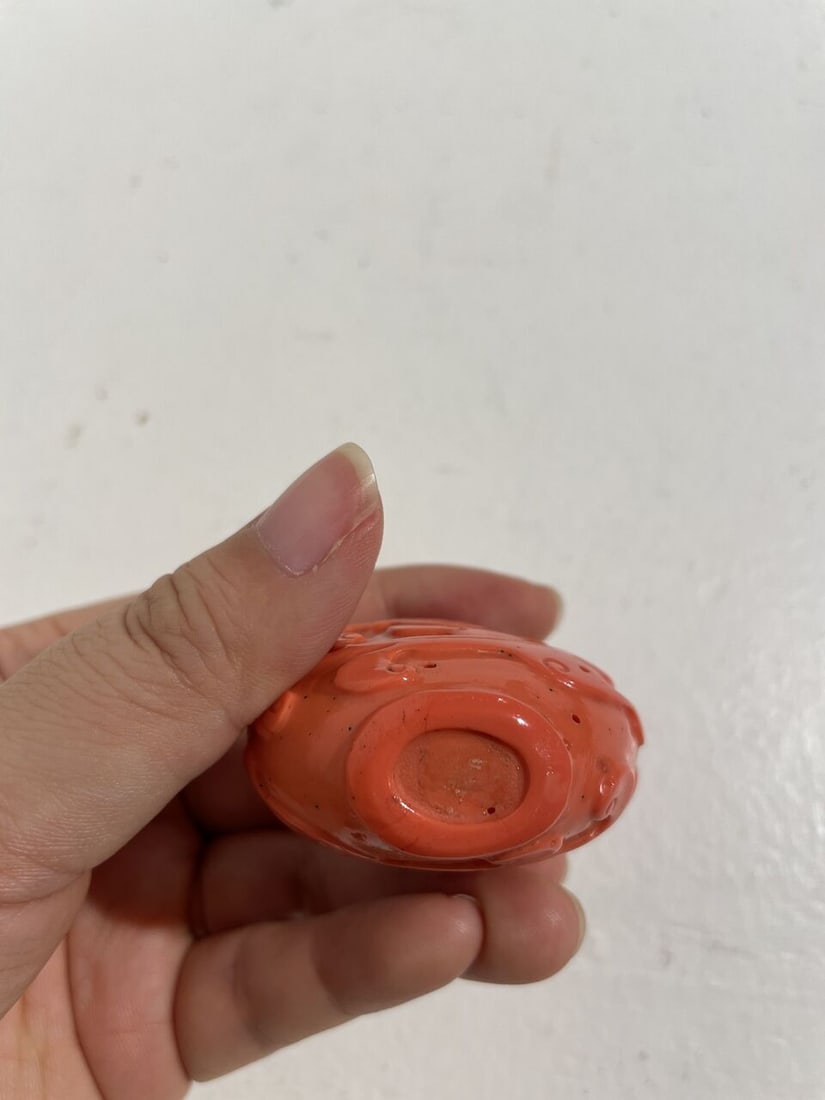 A GLASS 'CHI DRAGON' SNUFF BOTTLE IMITATING CORAL 19th century - 7